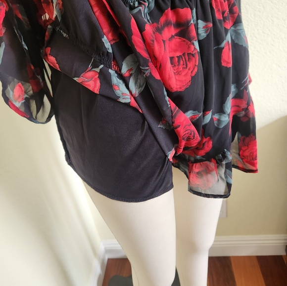 V-neck Rose Romper - Picture 3 of 7